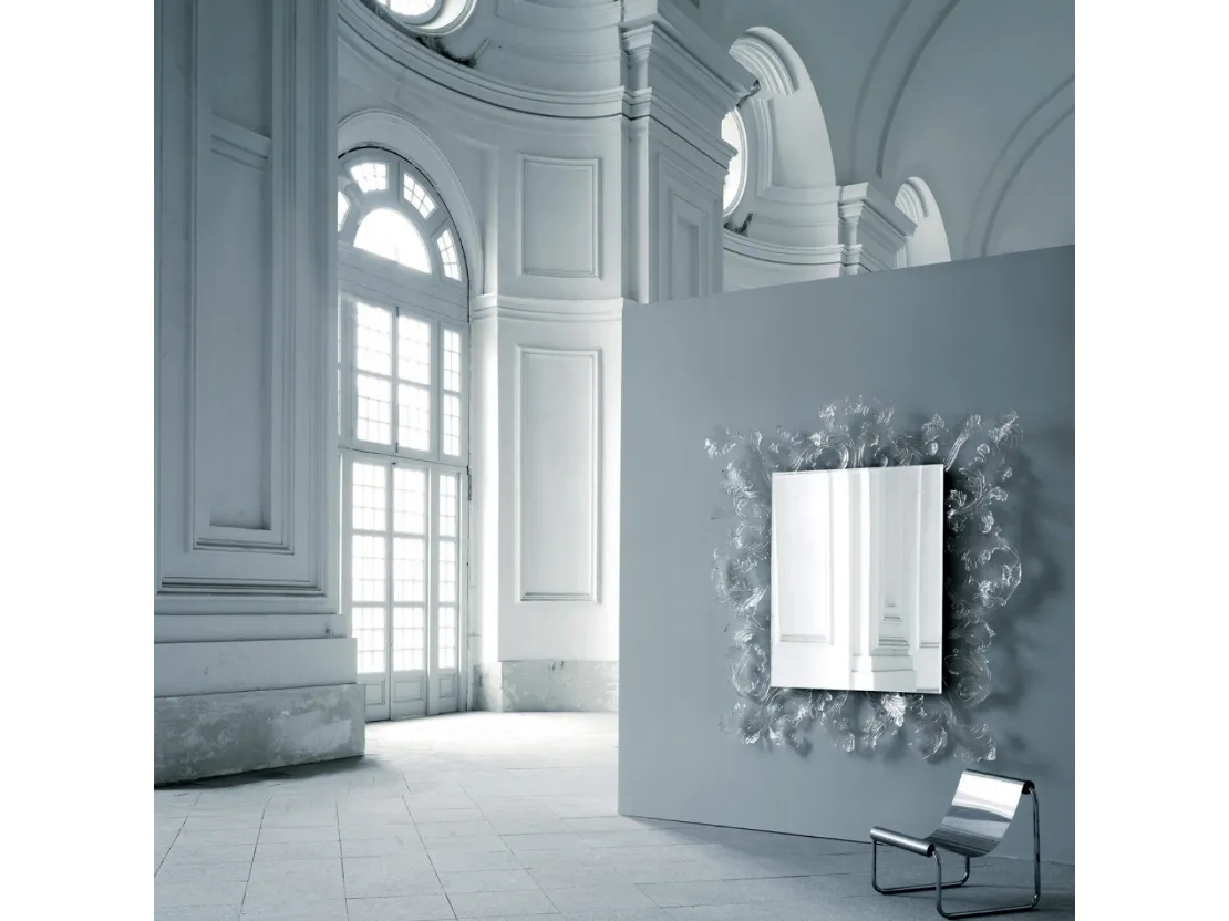 Specchio Sturm und Drang con cornice in cristallo di Murano di Glas Italia