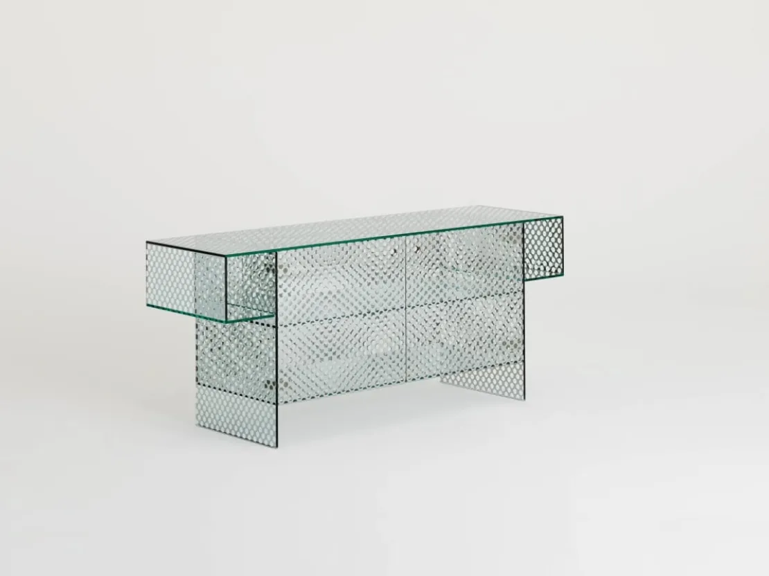 Mobile ingresso Robotin realizzato in cristallo specchiante con pattern decorativo a bolli trasparenti di Glas Italia