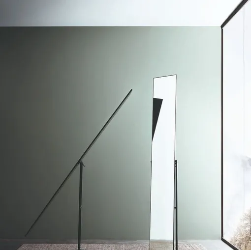 Specchiera da terra con struttura in metallo inclinabile Mir di Lema