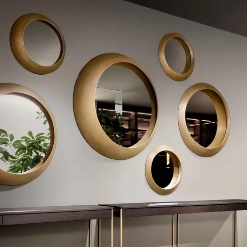 Specchio rotondo con grande cornice in legno verniciato bronzo Oculus di Lema