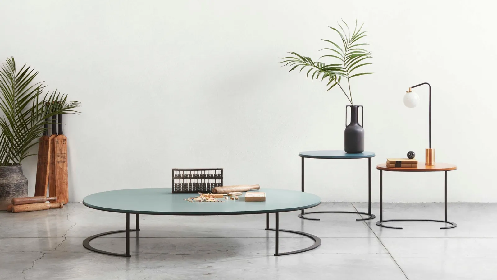 Tavolino rotondo con top in laccato e base in metallo Ortis di Lema