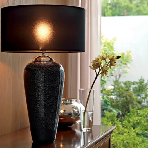 Lampada da tavolo Diva Noir con vaso in vetro nero e paralume in tessuto di Le Fablier