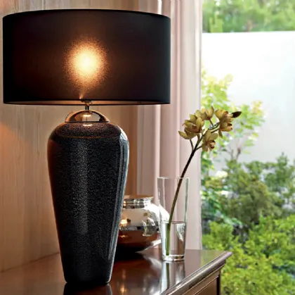 Lampada da tavolo Diva Noir con vaso in vetro nero e paralume in tessuto di Le Fablier