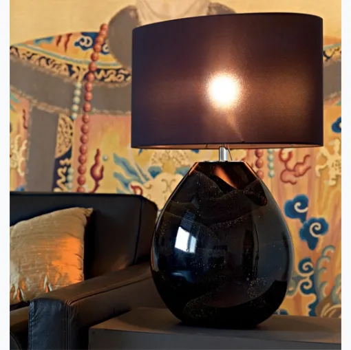 Lampada da tavolo Tosca con vaso in vetro nero e oro e paralume in tessuto di Le Fablier