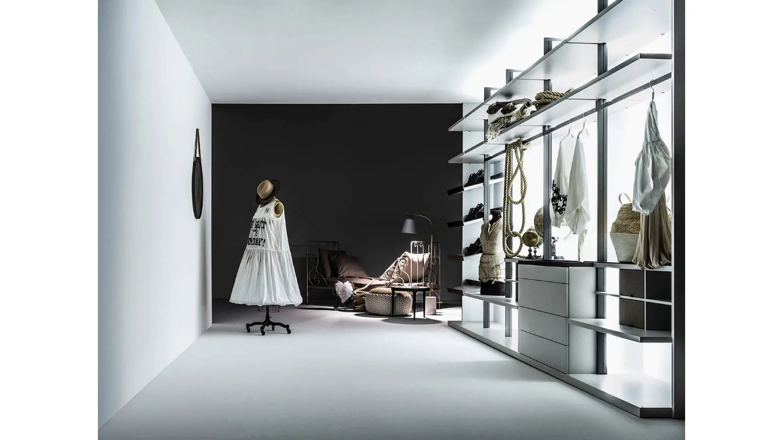 Cabina Armadio a Vista Freedhome in laccato bianco opaco sorretta da montanti di Caccaro