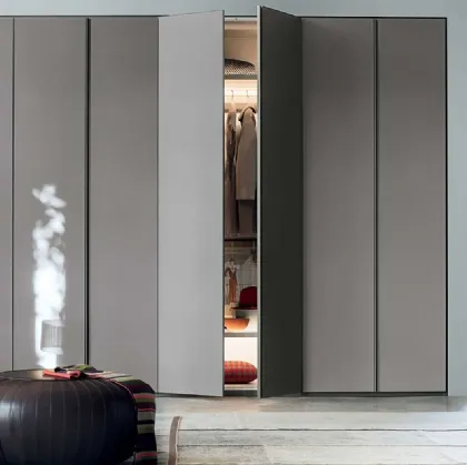 Armadio su misura con ante battenti in vetro laccato Emery di Lema