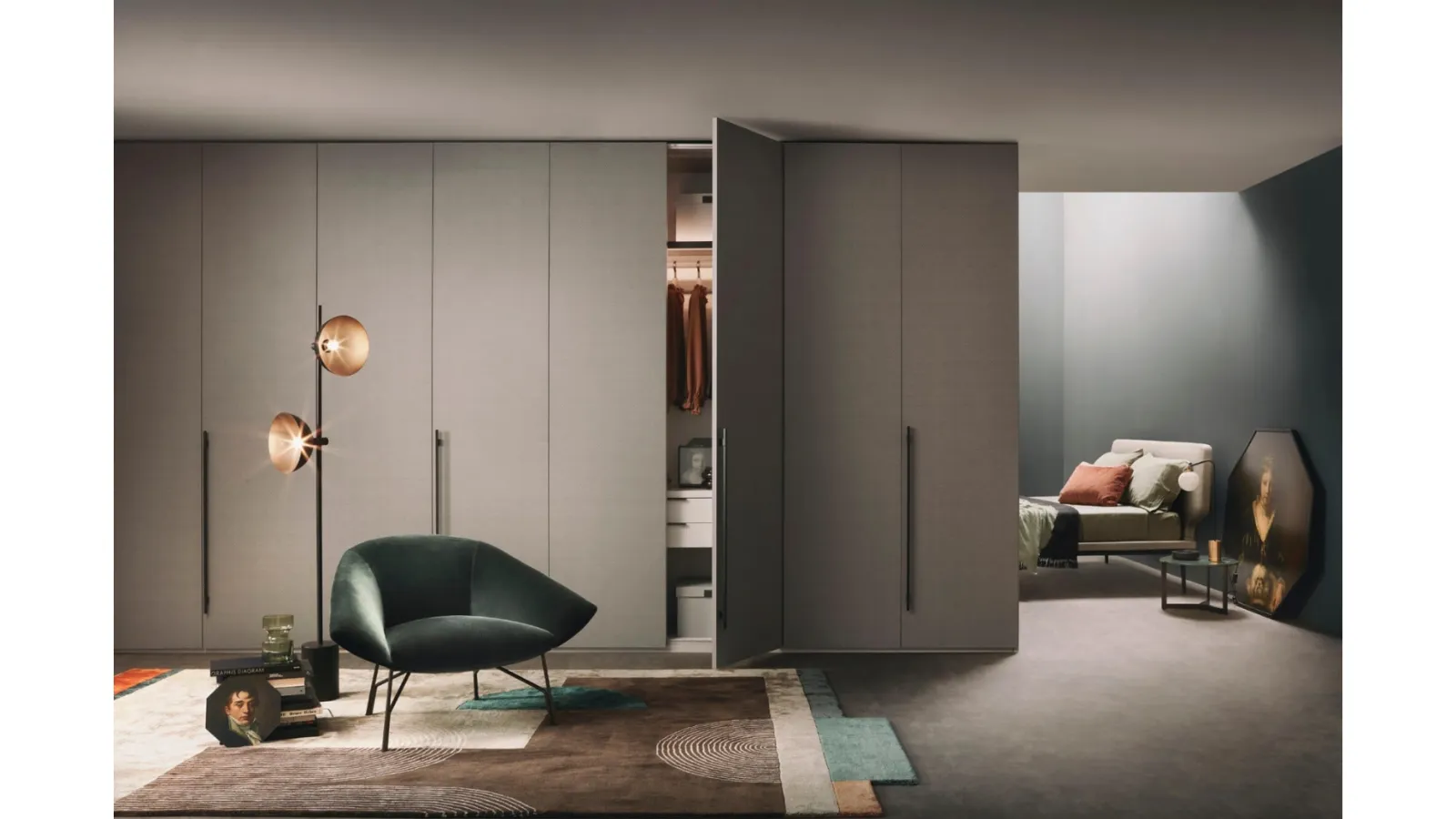 Armadio a muro su misura con anta battente in laccato opaco Prima di Lema