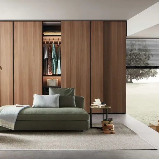 Armadio a muro su misura con anta scorrevole in essenza noce Naica di Lema