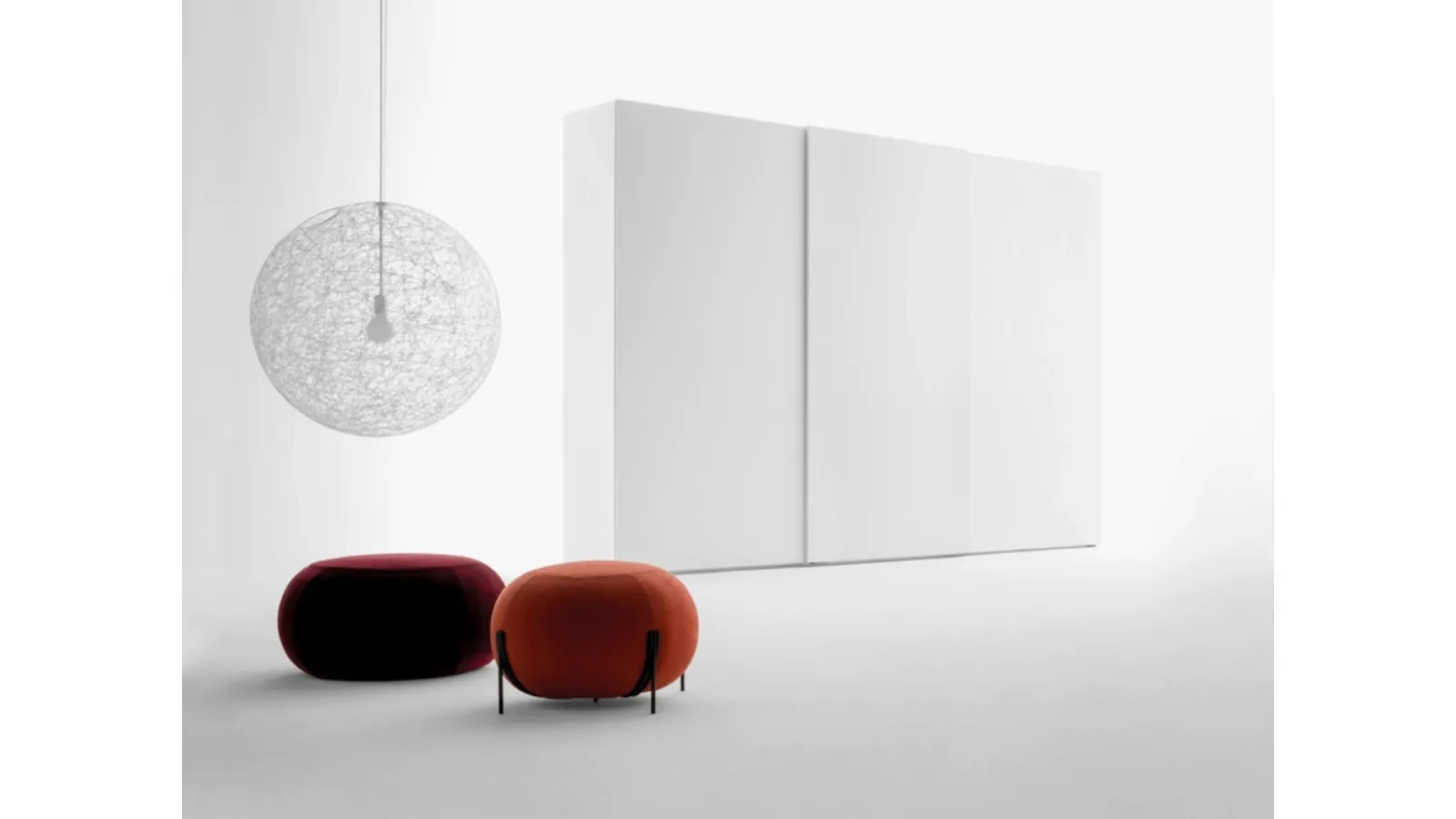 Armadio Freedhome ad ante scorrevoli in laccato bianco opaco con porta TV apribile di Caccaro