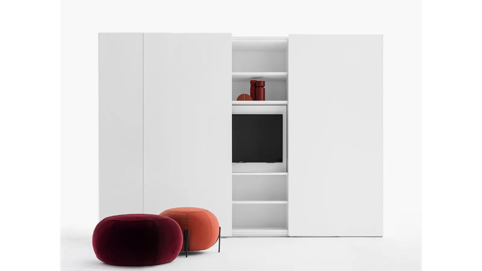 Armadio Freedhome ad ante scorrevoli in laccato bianco opaco con porta TV apribile di Caccaro