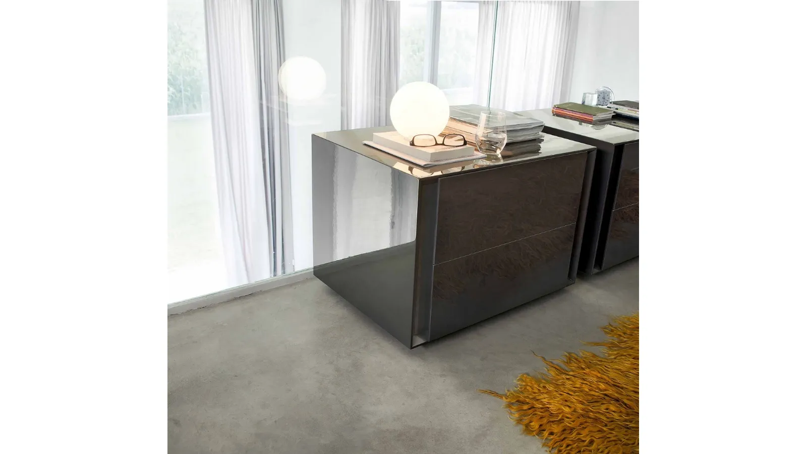 Comodino Luna in laccato lucido di LemaComodino Luna in laccato lucido di Lema