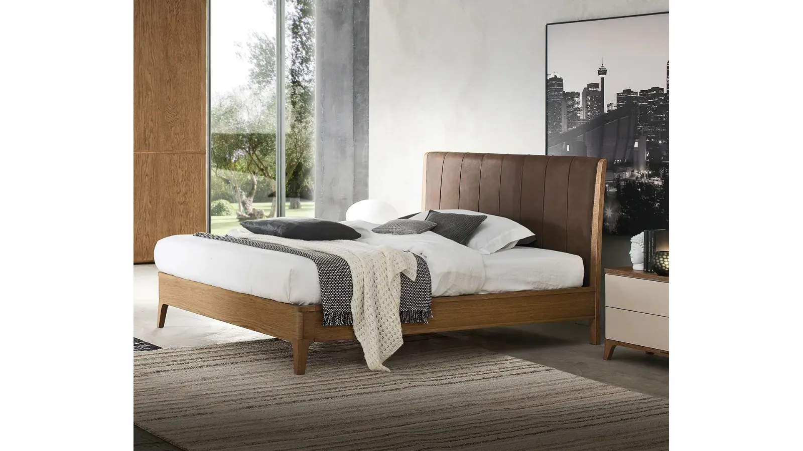 Letto Nirvana in legno con testiera in pelle di Le Fablier
