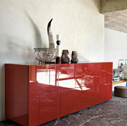 Madia dalle forme minimal Ortelia in laccato lucido di Lema