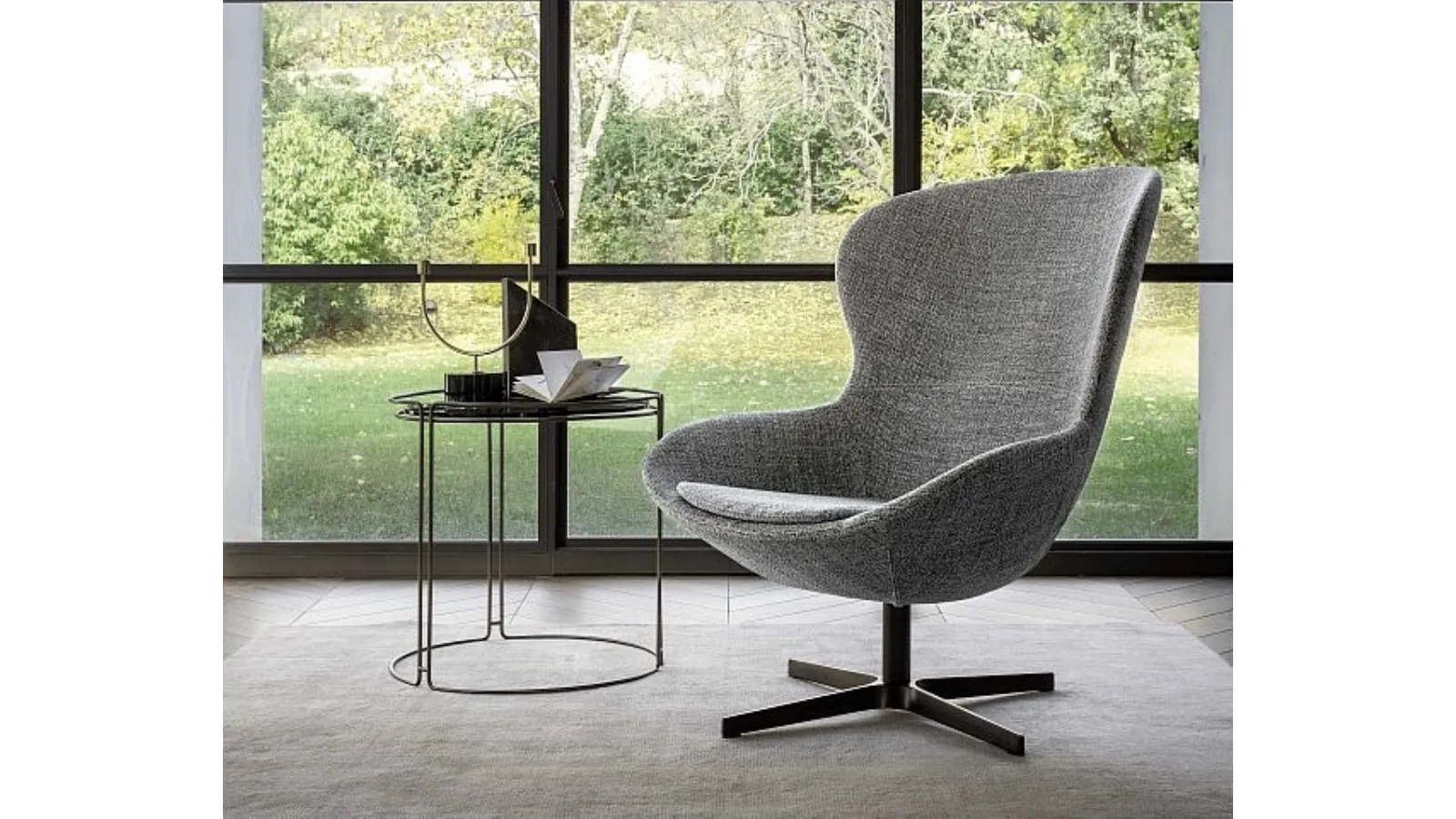 Poltrona dalle forme avvolgenti Round in tessuto di Ditre Italia