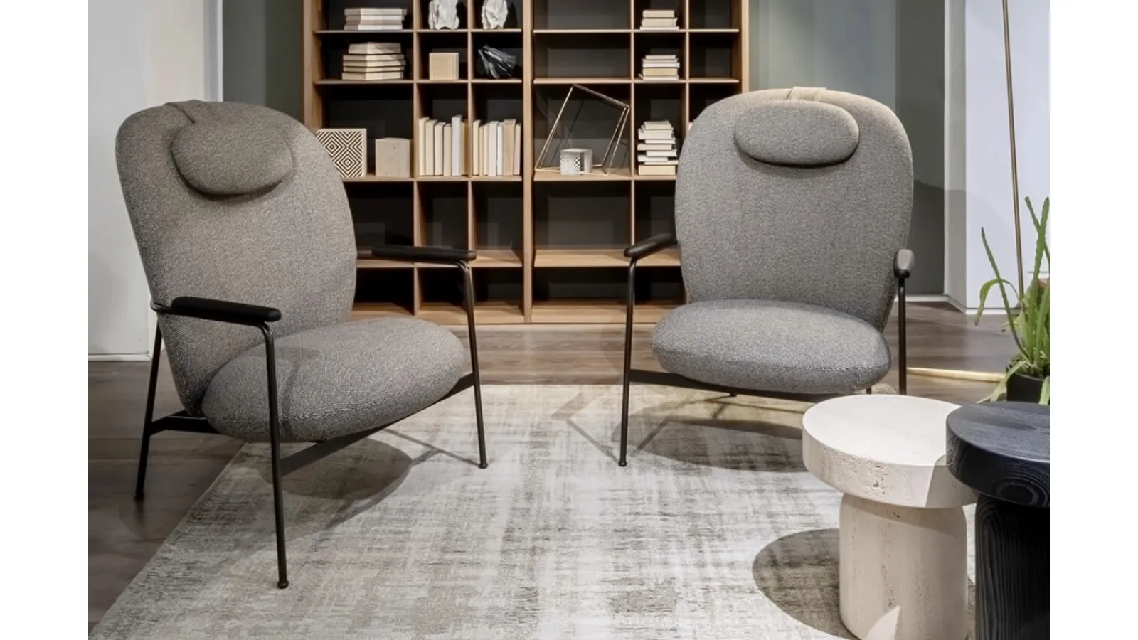 Poltroncina imbottita con struttura in metallo Claire di Lema