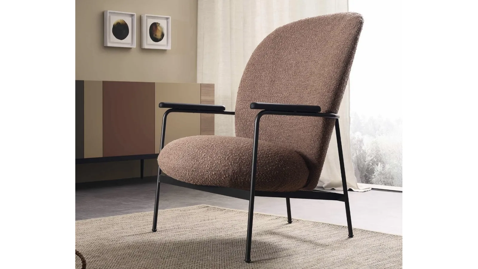 Poltroncina imbottita con struttura in metallo Claire di Lema