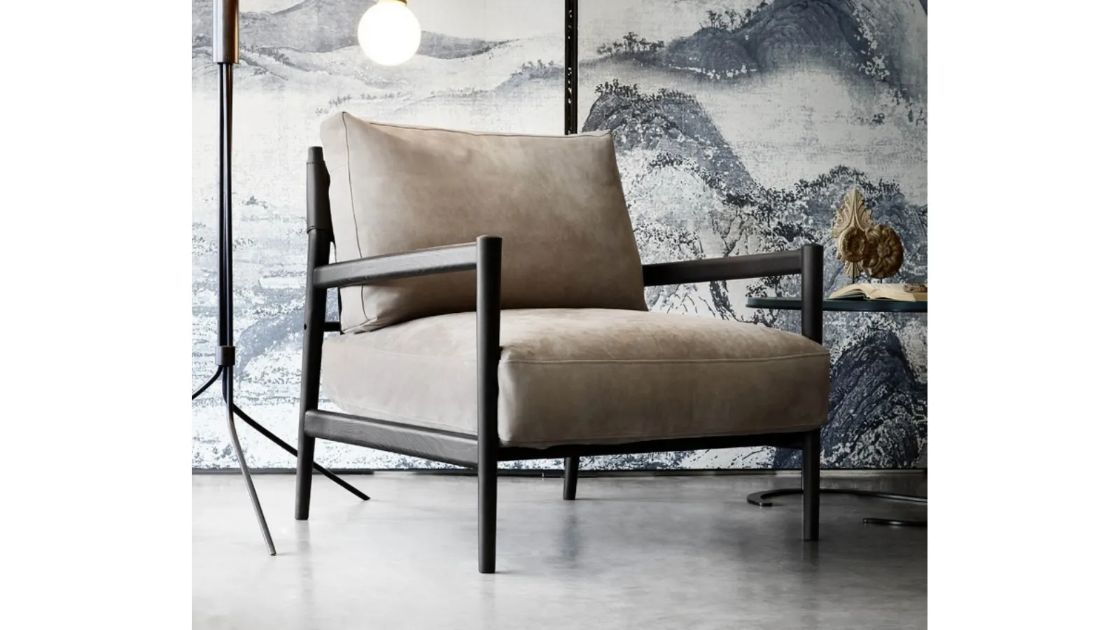 Poltrona in cuoio imbottito con struttura in legno Maddix di Lema