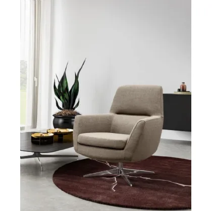 Poltrona Numa in tessuto con base in acciaio cromato di MorbidLine Salotti