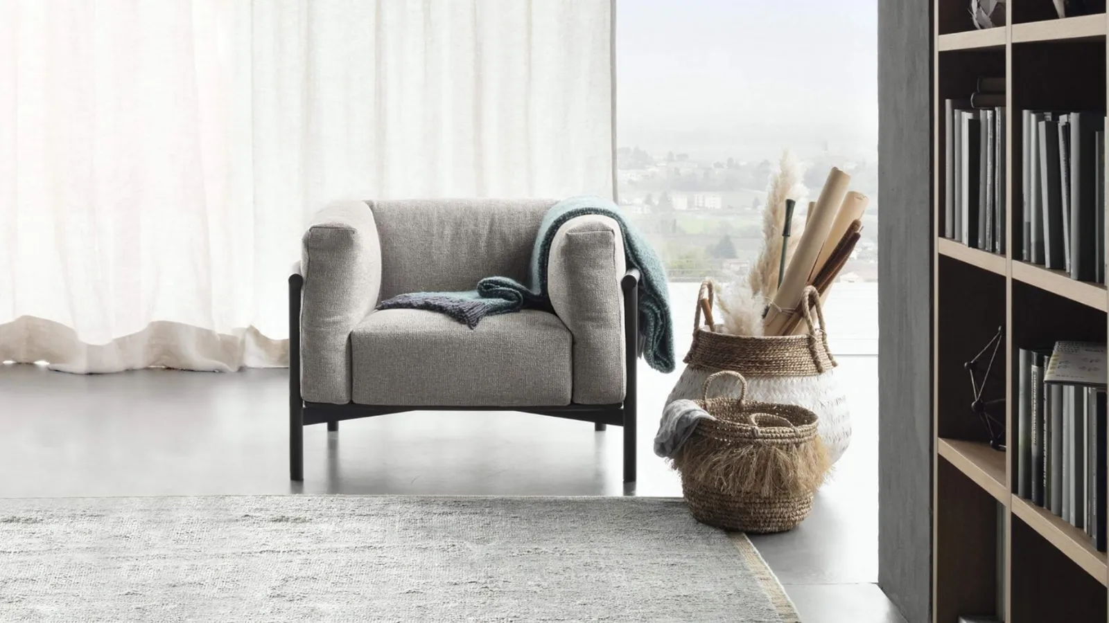 Poltrona imbottita con struttura in legno e morbidi cuscini Taiki di Lema