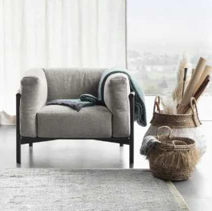 Poltrona imbottita con struttura in legno e morbidi cuscini Taiki di Lema