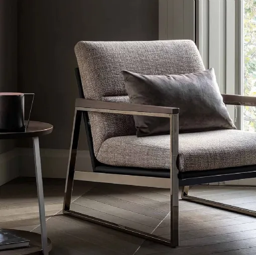 Poltrona in tessuto imbottito con struttura in metallo e schienale in corda di cuoio Alton di Lema