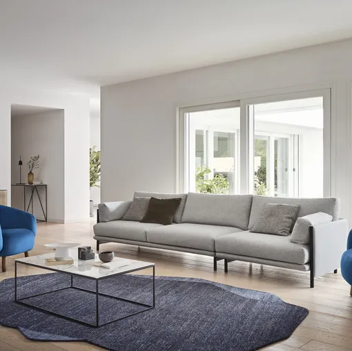 Divano lineare in tessuto imbottito Niki di Calligaris