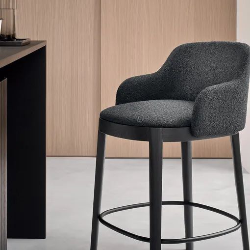 Sgabello Adèl in tessuto imbottito con base in legno di Calligaris