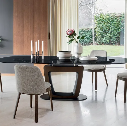 Sedia Adèl in tessuto con o senza braccioli con gambe in legno massello di Calligaris