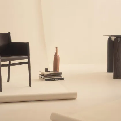 Sedia in cuoio Ayon di Lema