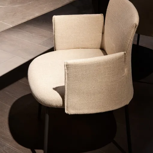 Sedia in tessuto con braccioli dal design morbido e avvolgente Ayra di Lema