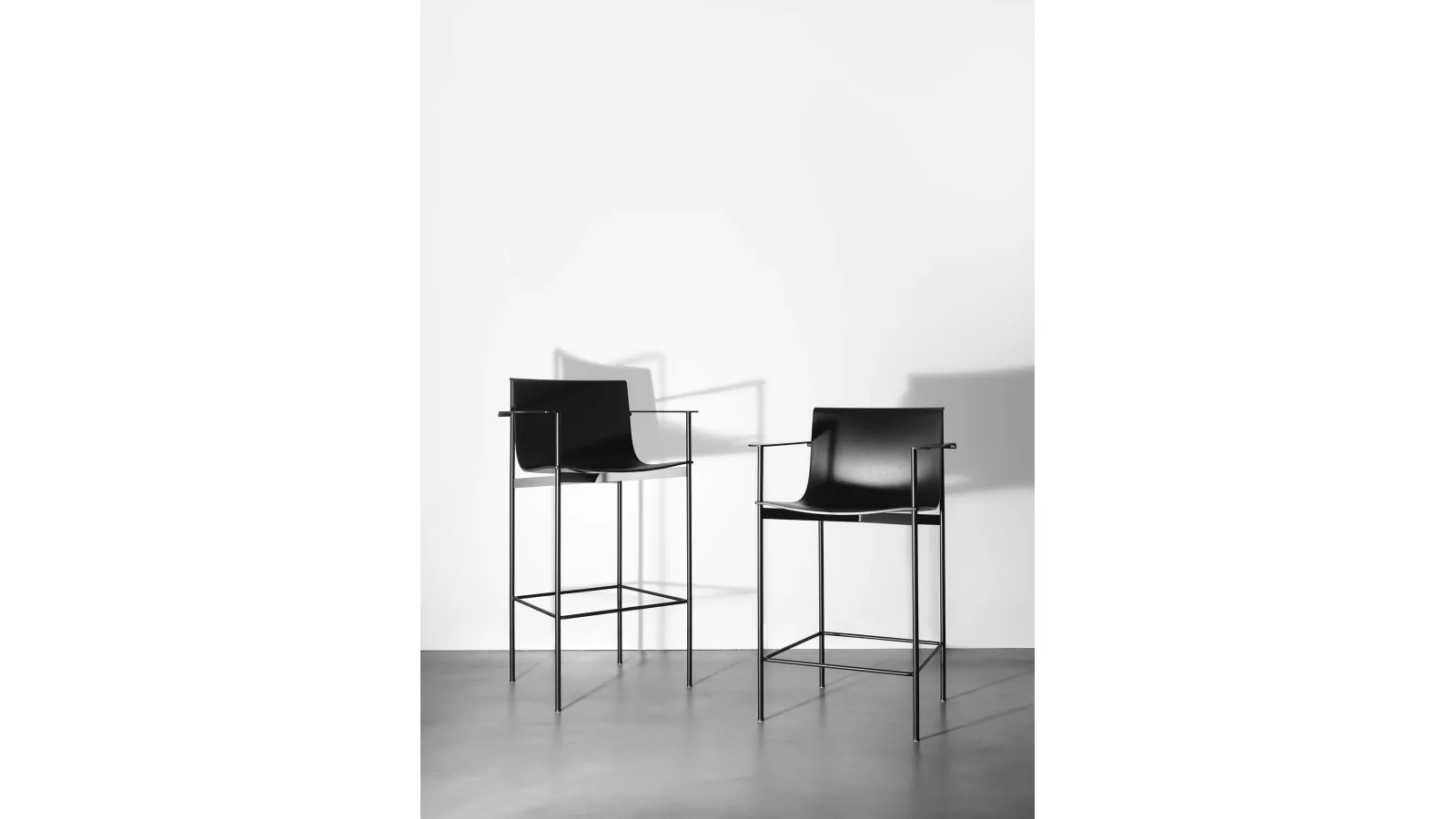 Sgabello Ombra in polipropilene e metallo di Lema