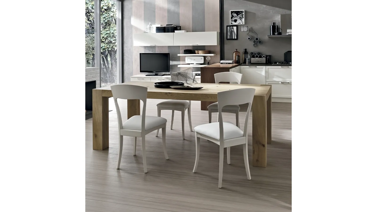 Sedia Magnolia in legno laccato con seduta imbottita di Le Fablier