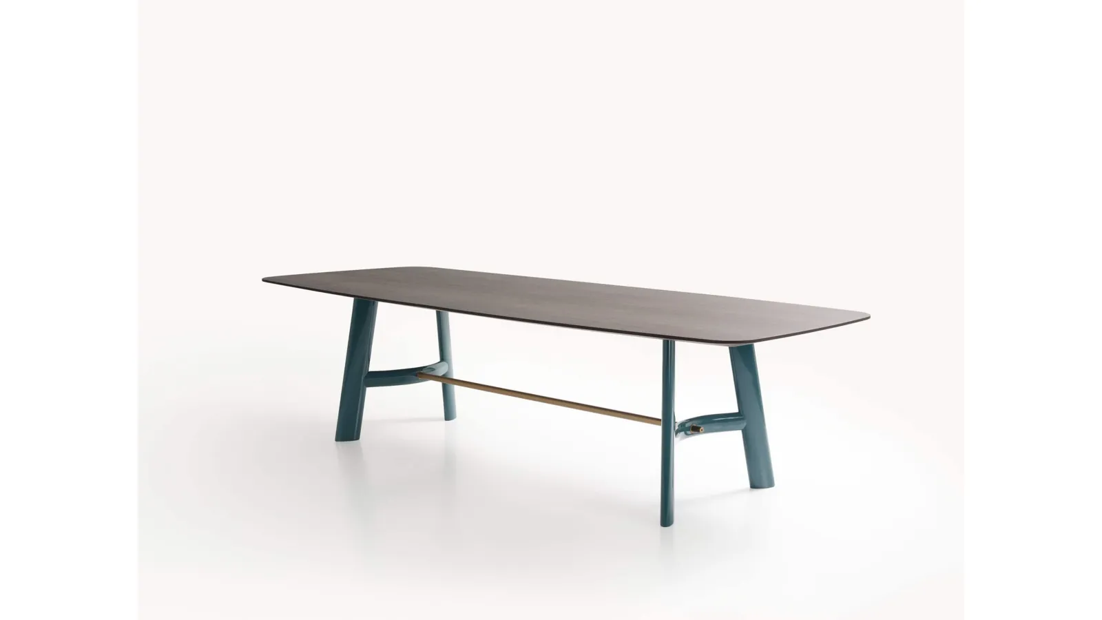 Tavolo August con top in legno di Lema