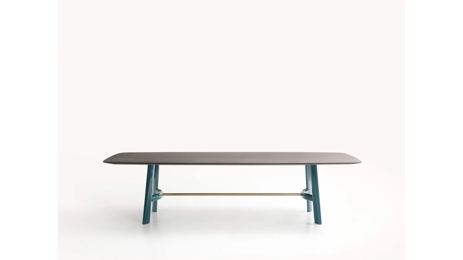 Tavolo August con top in legno di Lema