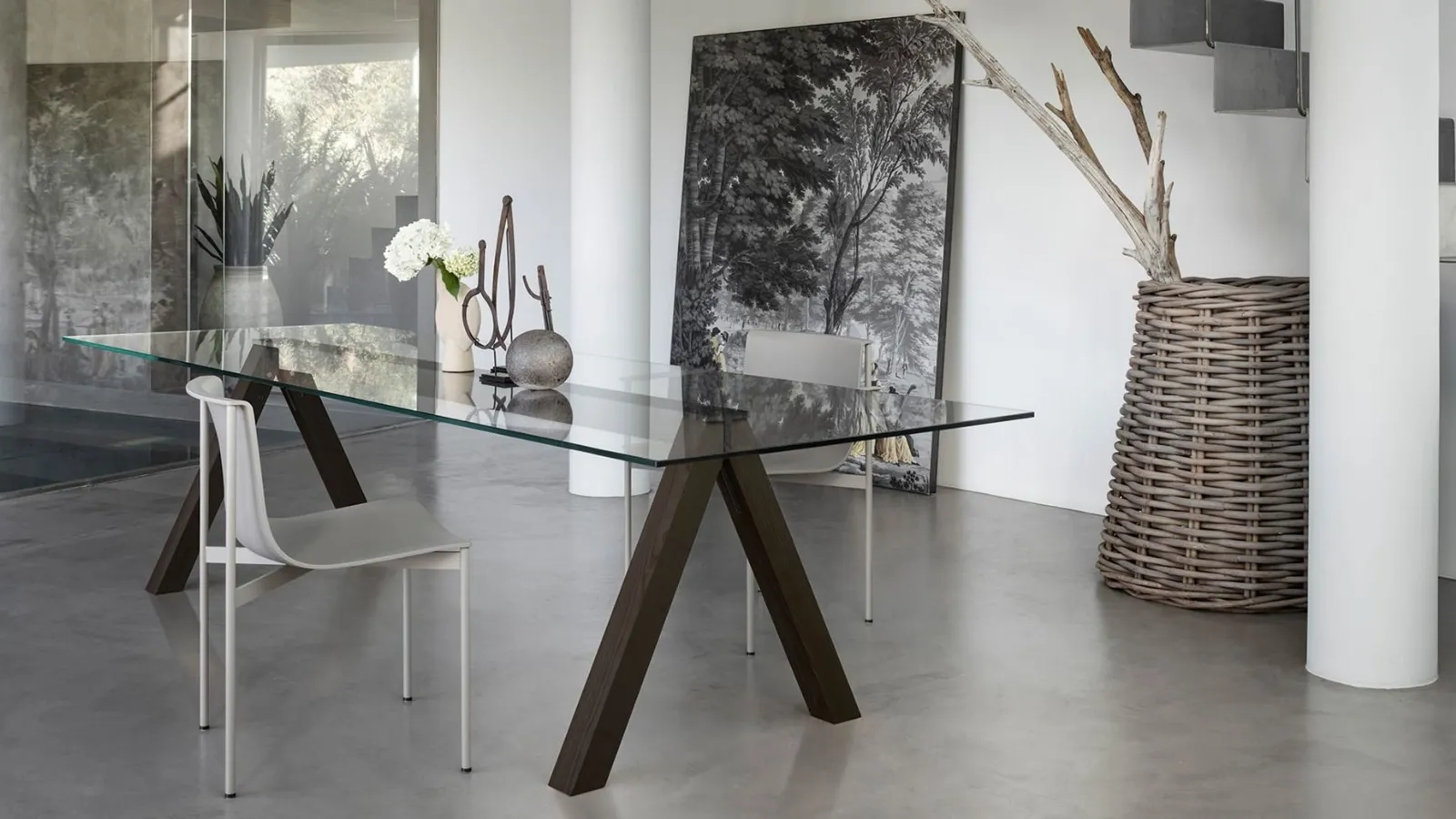 Tavolo rettangolare con top in vetro trasparente e base in Frassino tinto Rovere termotrattato Sesto di Lema