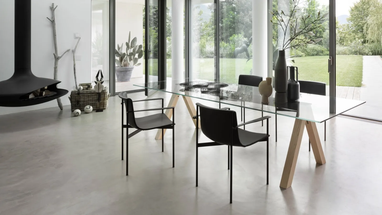 Tavolo rettangolare con top in vetro trasparente e base in Frassino tinto Rovere termotrattato Sesto di Lema