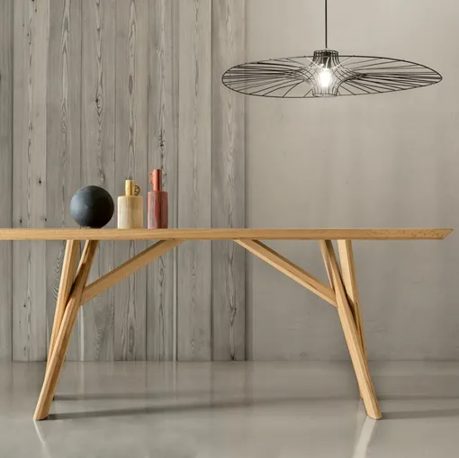 Tavolo con piano in rovere invecchiato e gambe in faggio Pechino di Le Fablier