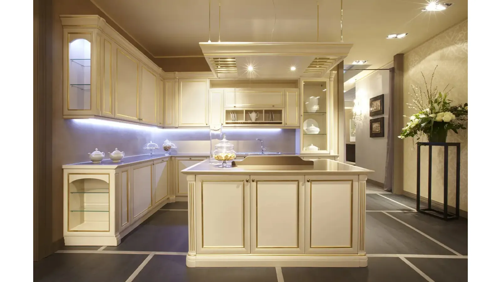 Cucina Classica con isola Le Gemme composizione 07 di Le Fablier