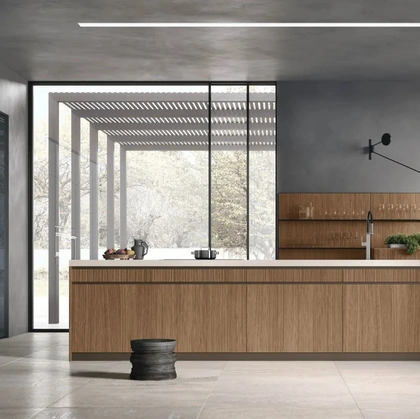 Cucina Moderna con isola Natural 03 in Noce e laccato lucido di Stosa
