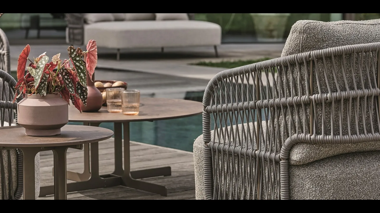 Poltrona 356 in tessuto imbottito con struttura in corda intrecciata di Ditre Italia