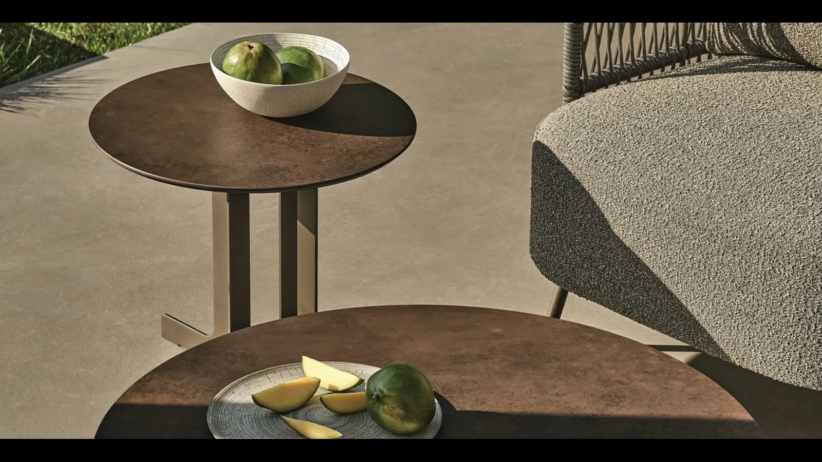 Tavolino Nell con top in gres ossido bruno e struttura in metallo di Ditre Italia