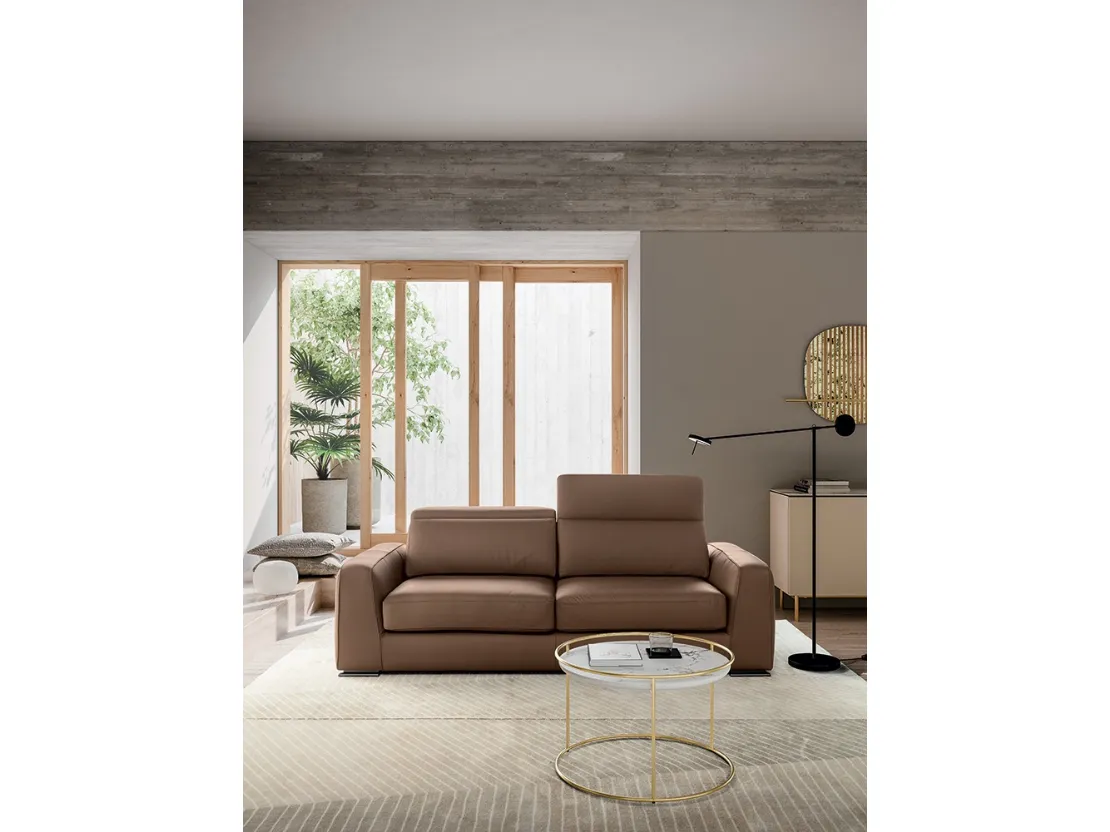 Tavolino rotondo in due dimensioni con top in ceramica Atollo Marmo Onice Oro con base in metallo ottonato di Calligaris