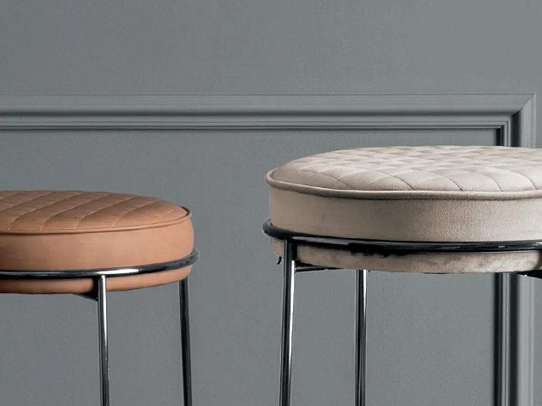 Pouf Atollo in velluto imbottito e trapuntato con base in metallo di Calligaris