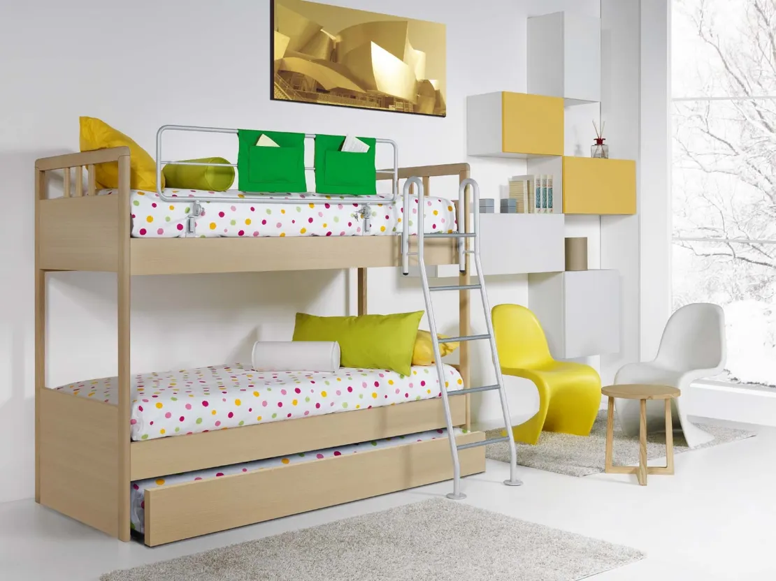 Cameretta in legno con terzo letto estraibile Castelli composizione 03 con mobile sospeso laccato di Fratelli Elli