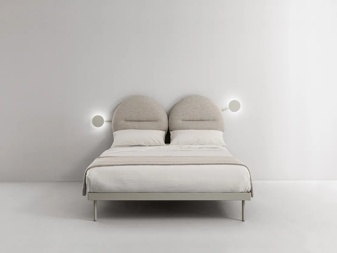 Letto con testiera in tessuto composta da due cerchi Bishape di Caccaro