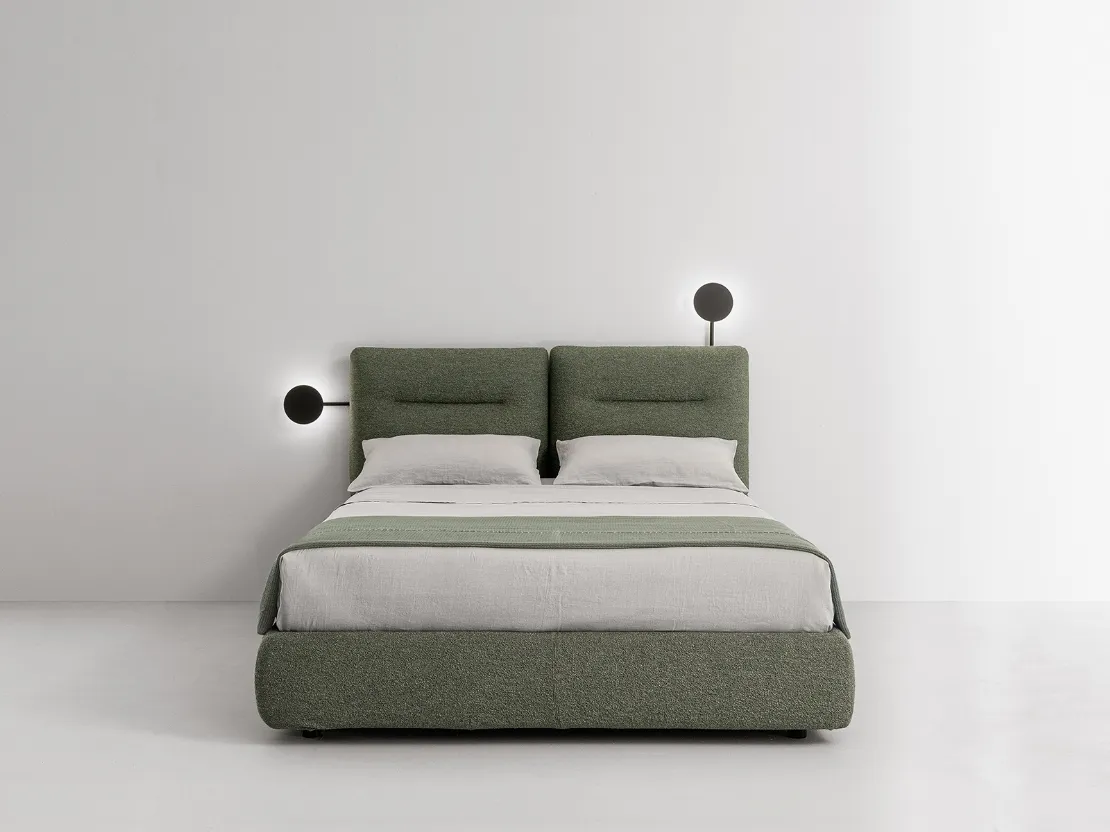 Letto contenitore con testiera in tessuto composta da due rettangoli Bishape di Caccaro