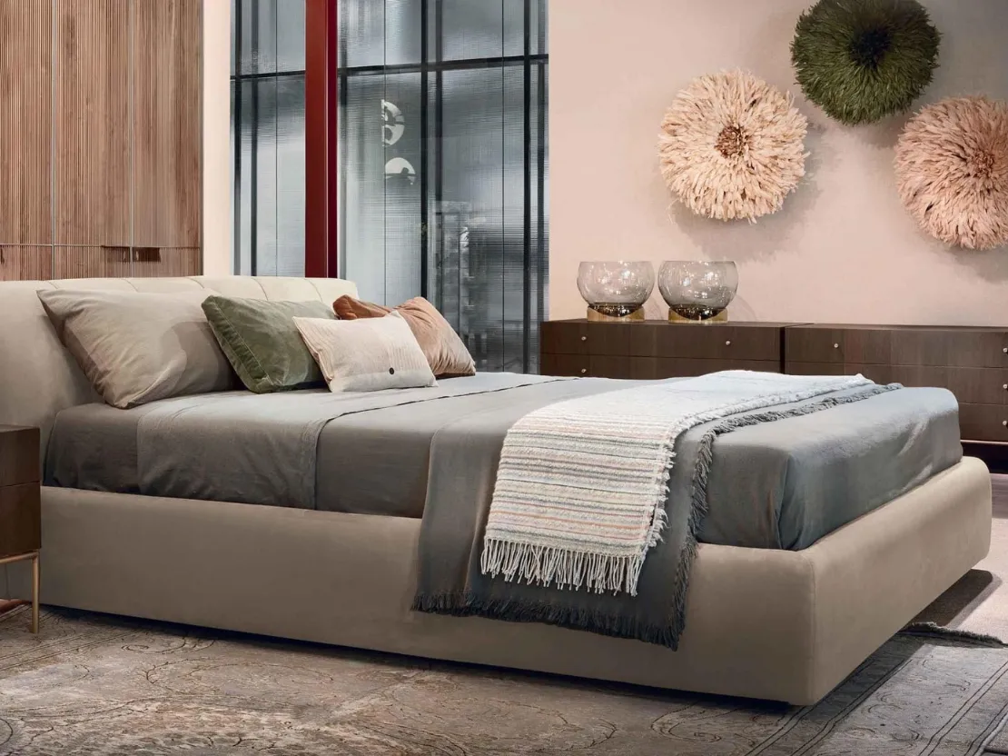 Letto in tessuto imbottito con testiera e box contenitore Warp Bed di Lema