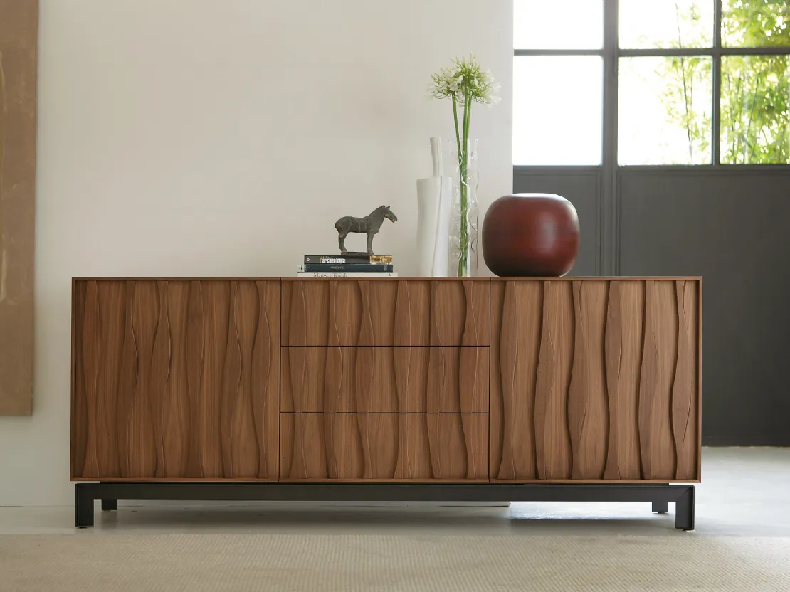 Credenza in legno massello con decorazione frontale e base in metallo Masai di Porada