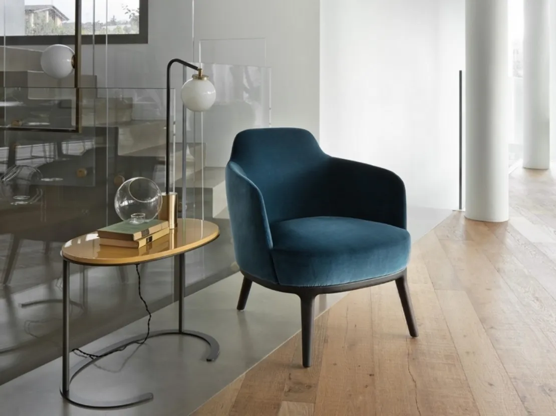 Poltroncina in tessuto con struttura in legno Lucylle di Lema