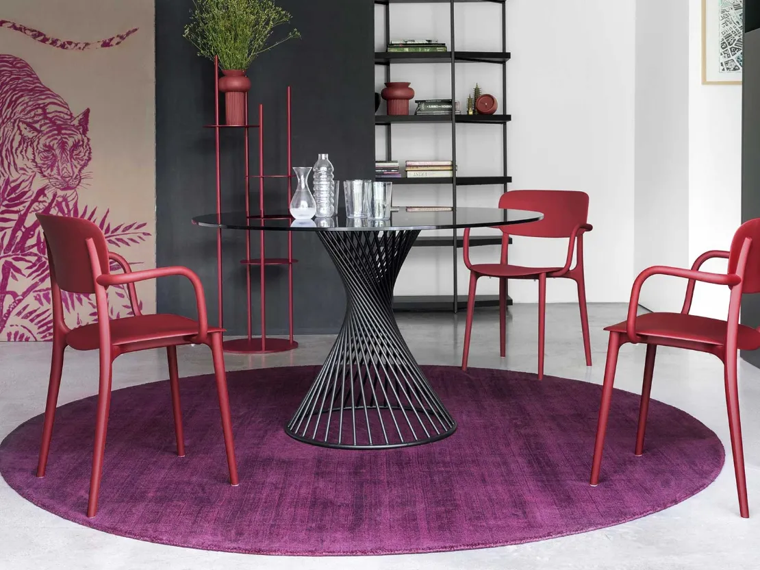 Sedia Liberty in polipropilene con braccioli di Calligaris